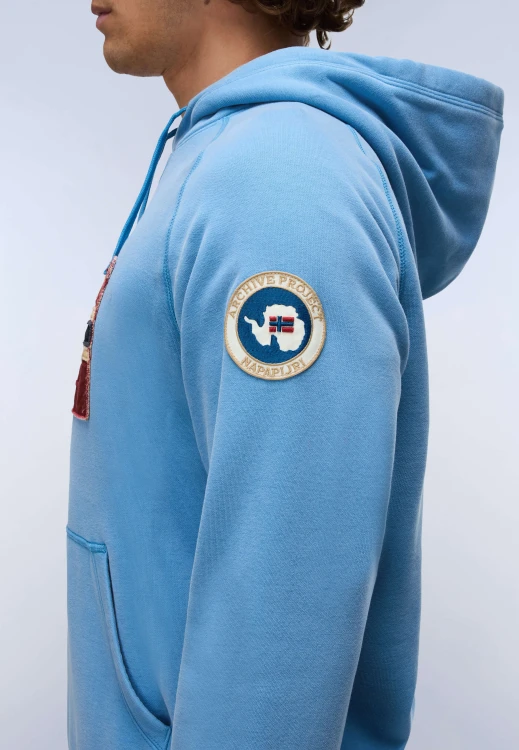 naszywka-archive-project-na-rekawie-bluzy-napapijri-detal