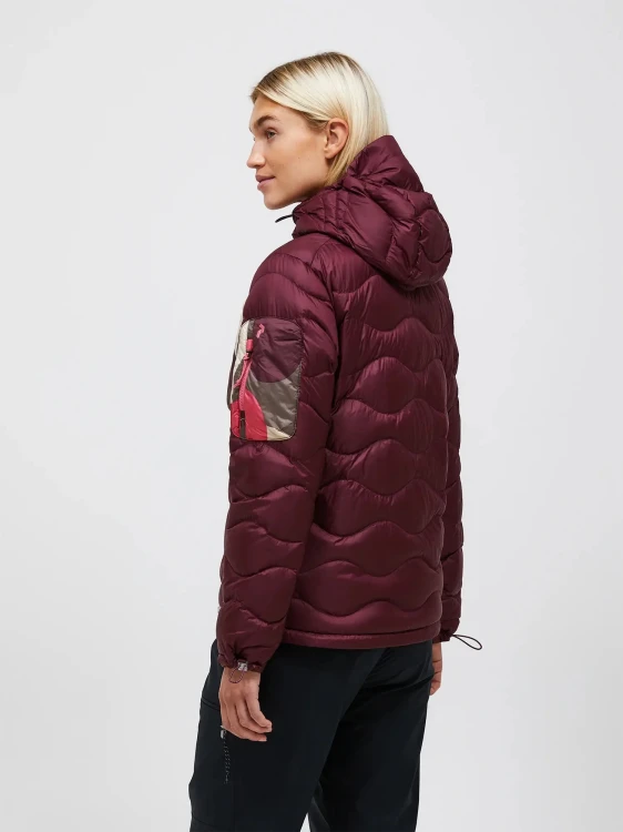 damska-kurtka-puchowa-z-kapturem-peak-performance-widok-z-tylu