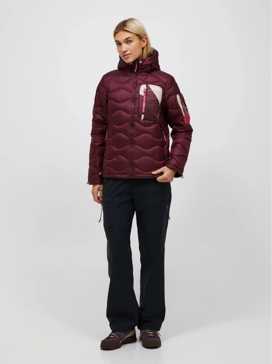 stylizacja-outdoor-kurtka-puchowa-peak-performance-w-aop-helium-utility