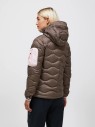 damska-kurtka-puchowa-peak-performance-helium-utility-terrain-tan-mountain-blush-tyl
