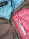detal-kieszen-piersiowa-haft-peak-performance-helium-utility-terrain-tan-mountain-blush