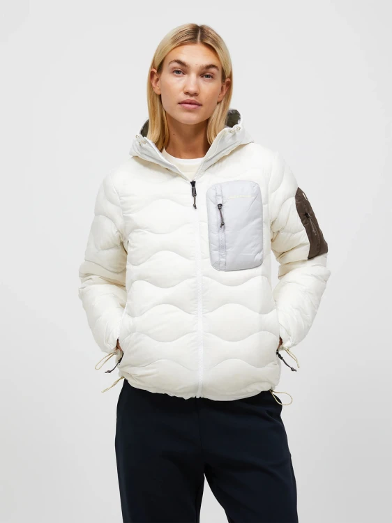 kurtka-puchowa-damska-peak-performance-helium-utility-hood-g79847-off-white