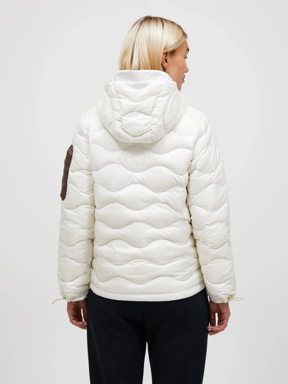 damska-kurtka-puchowa-z-kapturem-peak-performance-g79847-widok-z-tylu