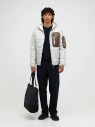 stylizacja-outdoor-kurtka-puchowa-peak-performance-g79848-jasnoszara