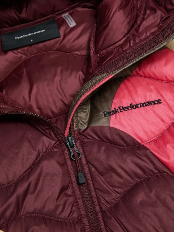 haftowane-logo-peak-performance-helium-down-hood-g80861-bordowa