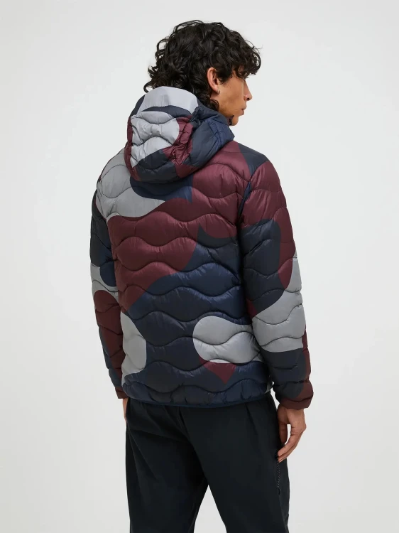 meska-kurtka-puchowa-ze-wzorem-peak-performance-g80862-tyl