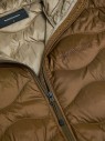detal-haft-logo-peak-performance-helium-down-hood-g79845-brazowa