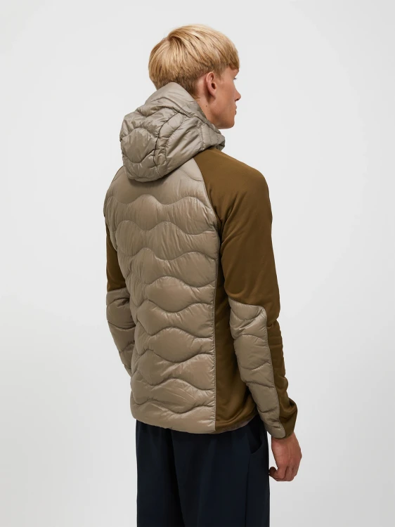 meska-kurtka-puchowa-hybrydowa-peak-performance-g79844-widok-z-tylu