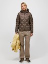 stylizacja-outdoor-kurtka-puchowa-damska-peak-performance-g79841-brazowa