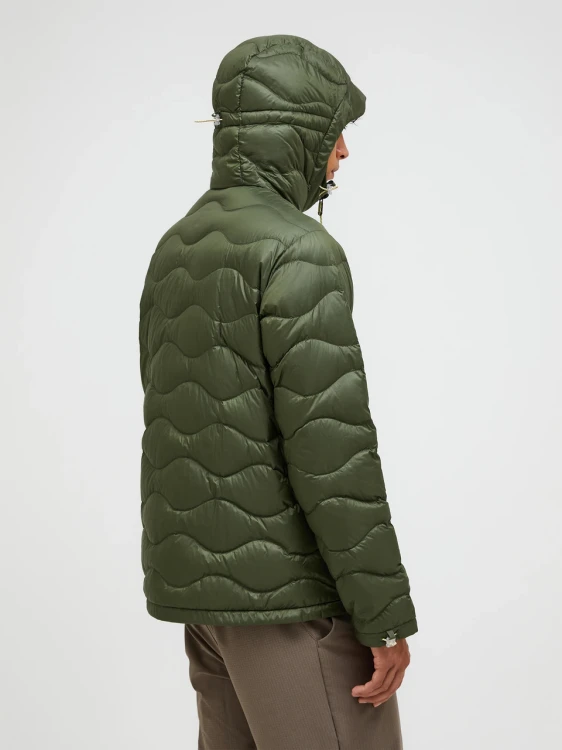 meska-kurtka-puchowa-z-kapturem-peak-performance-g79848-zielona-tyl
