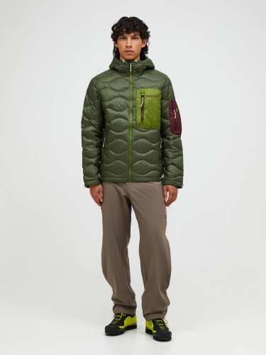 stylizacja-outdoor-kurtka-puchowa-peak-performance-helium-utility-g79848