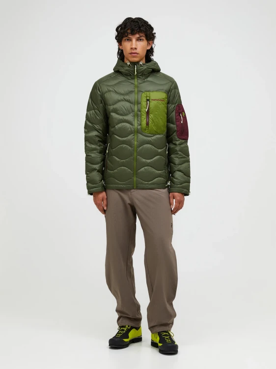 stylizacja-outdoor-kurtka-puchowa-peak-performance-helium-utility-g79848
