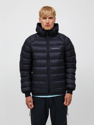 czarna-kurtka-meska-peak-performance-m-tomic-insulated-hood-g80655-przod