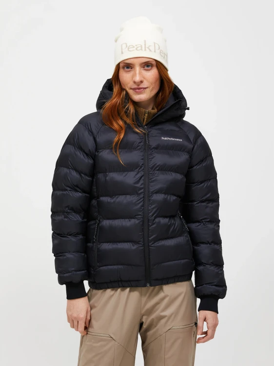 czarna-kurtka-damska-ocieplana-peak-performance-w-tomic-hood-g80657-przod