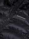 detal-haft-logo-kurtka-damska-peak-performance-tomic-g80657-czarna