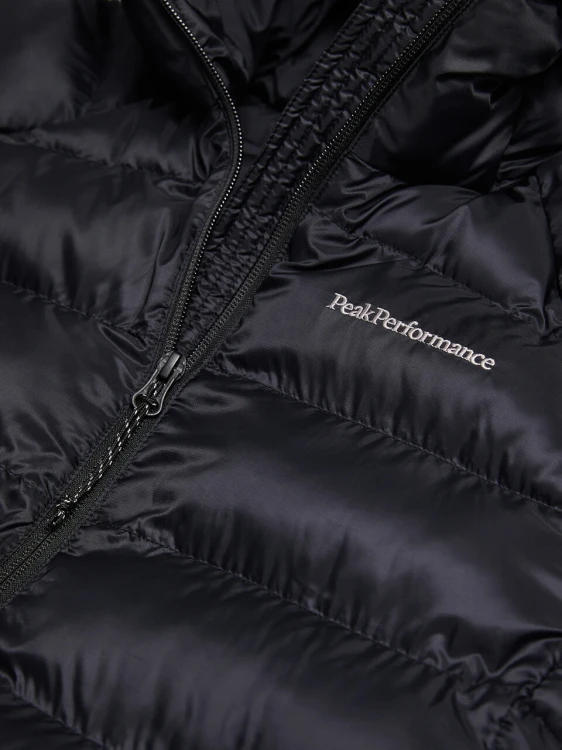 detal-haft-logo-kurtka-damska-peak-performance-tomic-g80657-czarna