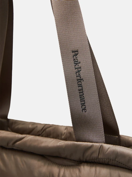 detal-uchwyt-napis-logo-peak-performance-helium-tote-g81165