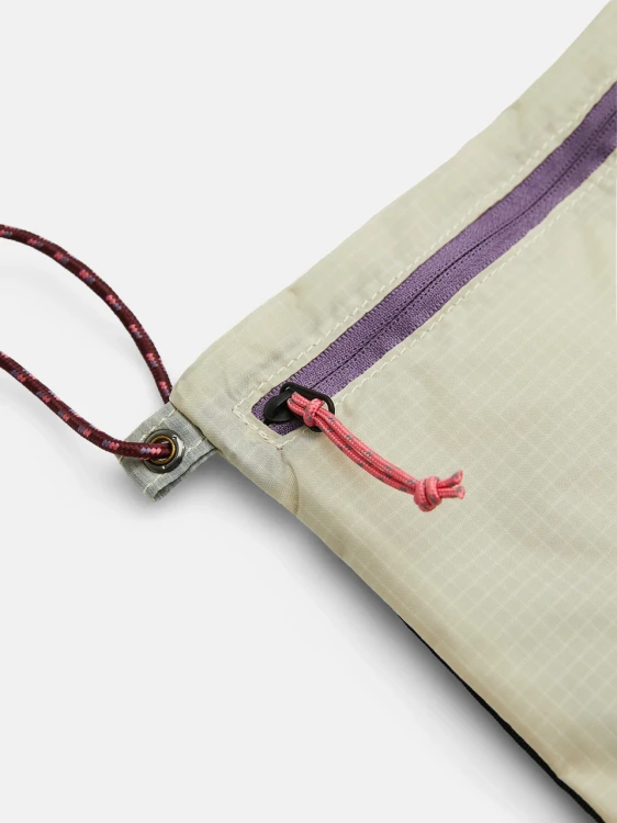 detal-zamek-sznurek-torebka-peak-performance-accessory-bag-g80391-bezowa