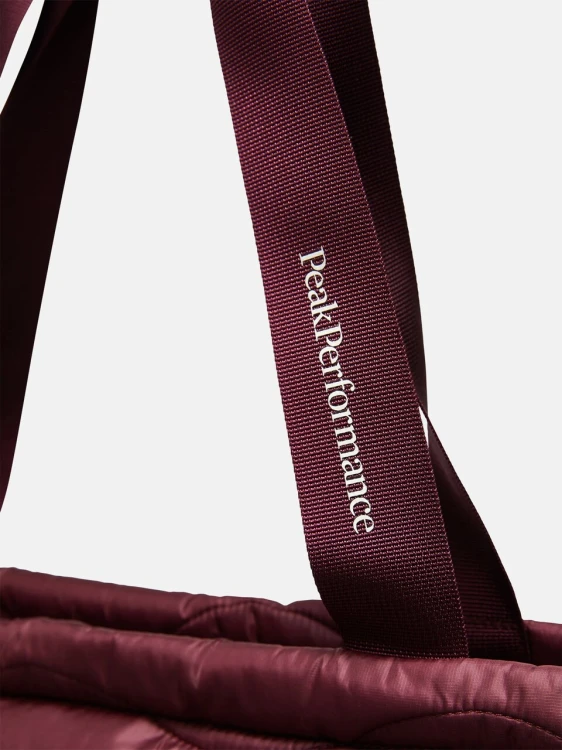 detal-uchwyt-napis-logo-peak-performance-helium-tote-g81165-bordowa