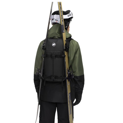 plecak-mammut-nirvana-18-black-mocowanie-nart-na-modelu