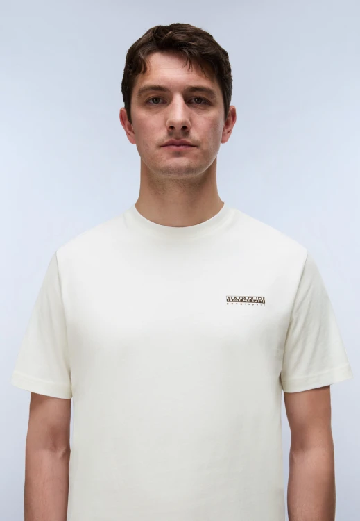 t-shirt-napapijri-kremowy-logo-dekolt-portret