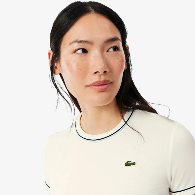 t-shirt-damski-lacoste-tf5289-vpp-dekolt-logo-krokodyl-detal