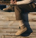 buty-meskie-zimowe-sorel-ambler-fireside-chukka-waterproof-stylizacja-lifestyle-na-drewnie