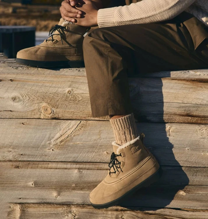 buty-meskie-zimowe-sorel-ambler-fireside-chukka-waterproof-stylizacja-lifestyle-na-drewnie