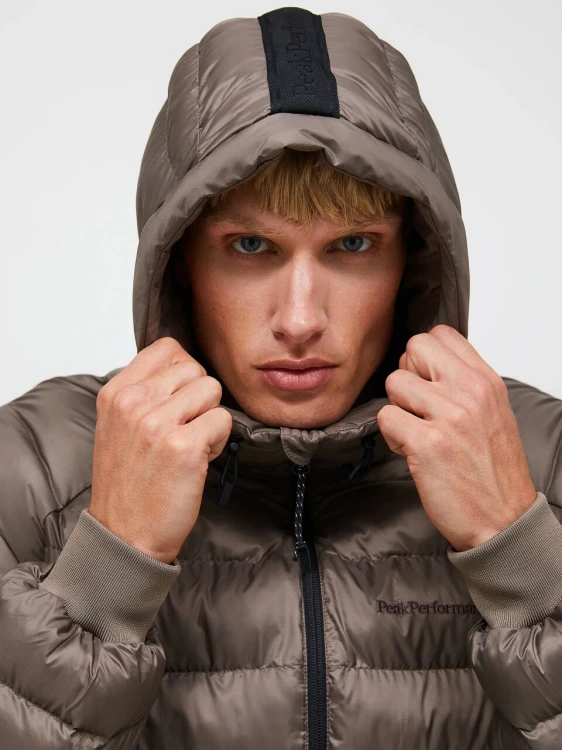 kurtka-meska-peak-performance-tomic-insulated-hood-jacket-brazowa-kaptur