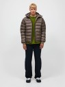 peak-performance-tomic-insulated-hood-jacket-brazowa-stylizacja