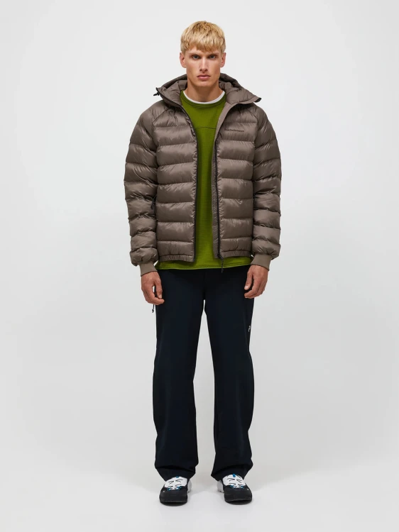 peak-performance-tomic-insulated-hood-jacket-brazowa-stylizacja