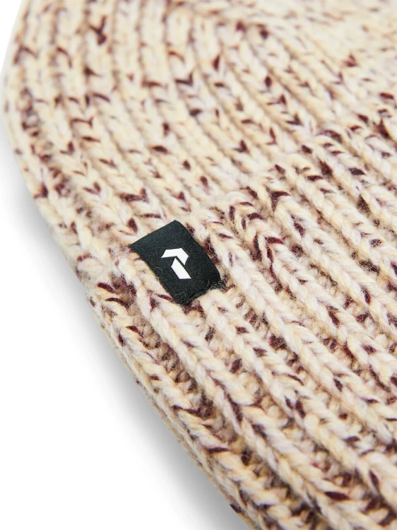 czapka-peak-performance-mason-hat-detal-logo-metka