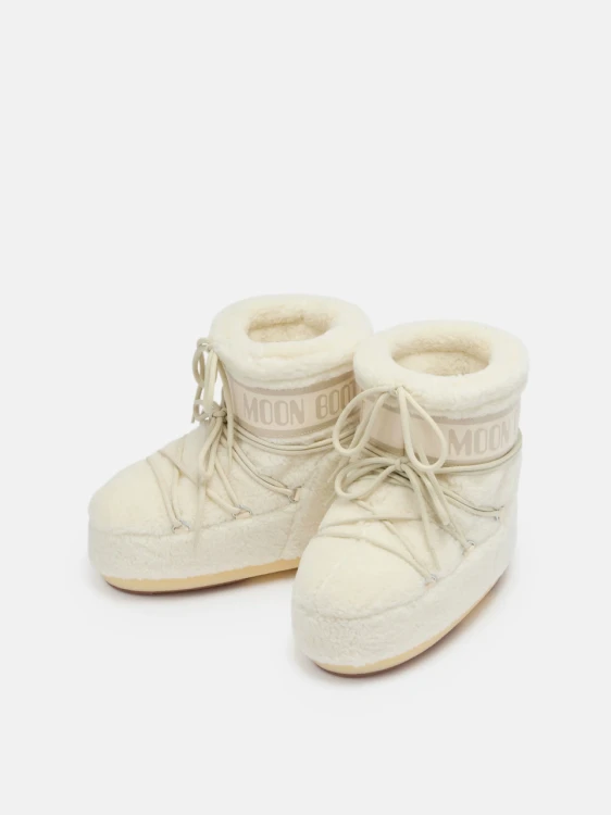 kremowe-buty-apres-ski-moon-boot-icon-low-fleece-para-z-przodu-sznurowanie-teddy