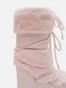 zblizenie-na-cholewke-moon-boot-icon-faux-fur-puszyste-futro-i-tloczony-pas-z-brandingiem