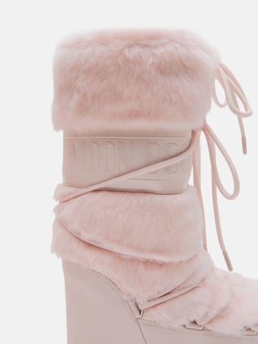 zblizenie-na-cholewke-moon-boot-icon-faux-fur-puszyste-futro-i-tloczony-pas-z-brandingiem