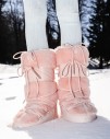 stylizacja-zimowa-ze-sniegowcami-moon-boot-icon-faux-fur-na-sniegu-look-apres-ski