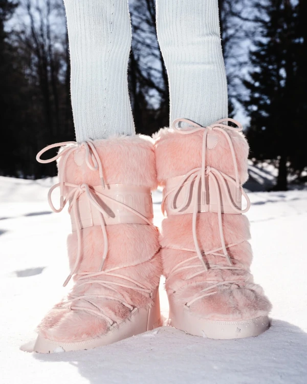 stylizacja-zimowa-ze-sniegowcami-moon-boot-icon-faux-fur-na-sniegu-look-apres-ski