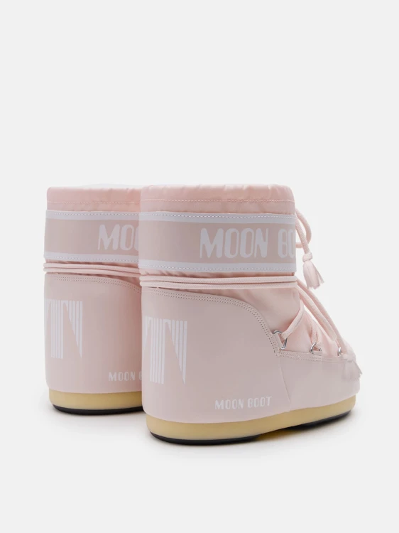 rozowe-buty-zimowe-moon-boot-icon-low-nylon-para-od-tylu-biale-logo-zapietek-sniegowce