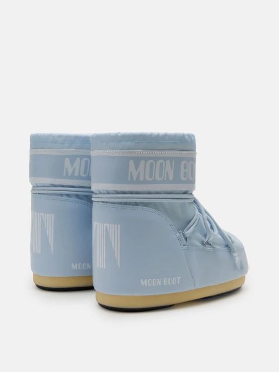 blekitne-buty-zimowe-moon-boot-icon-low-nylon-para-od-tylu-biale-logo-zapietek