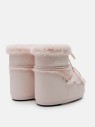 rozowe-buty-zimowe-moon-boot-icon-low-faux-fur-para-od-tylu-pas-z-logo-zapietek