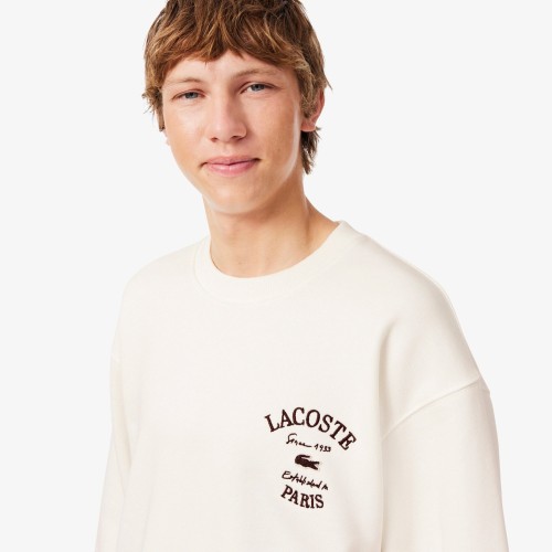 haftowane-logo-lacoste-paris-since-1933-na-kremowej-bluzie-zblizenie