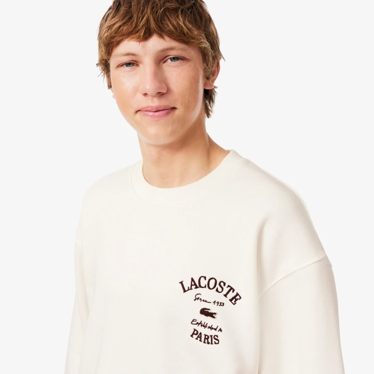haftowane-logo-lacoste-paris-since-1933-na-kremowej-bluzie-zblizenie