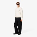 meska-stylizacja-z-kremowa-bluza-lacoste-sh9785-i-czarnymi-spodniami-cala-postac
