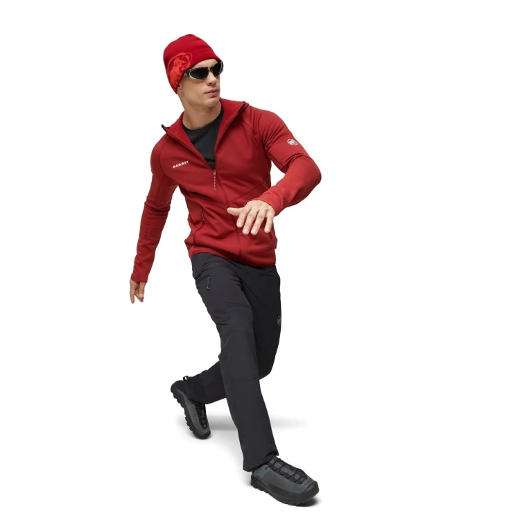 bluza-outdoorowa-mammut-aconcagua-ml-hooded-jacket-sylwetka-w-ruchu