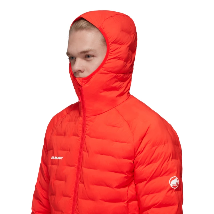 czerwona-meska-kurtka-puchowa-mammut-sender-in-hooded-dopasowany-kaptur