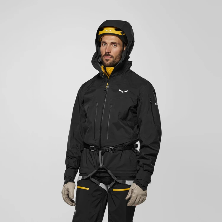 meska-kurtka-hardshell-salewa-ortles-ptx-extreme-3l-czarna-uprzaz-kask-alpinizm