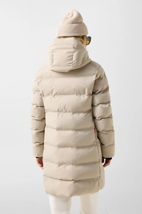 plaszcz-damski-bogner-fire-ice-tec-aen-beige-264-4471-9137-762-04-na-modelu.jpg