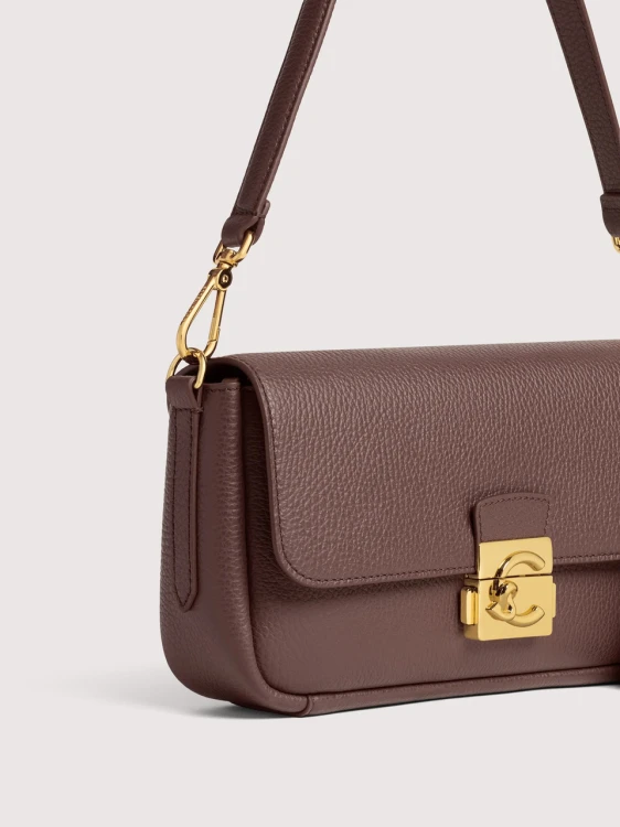 zlote-zapiecie-c-me-lock-coccinelle-berry-detal