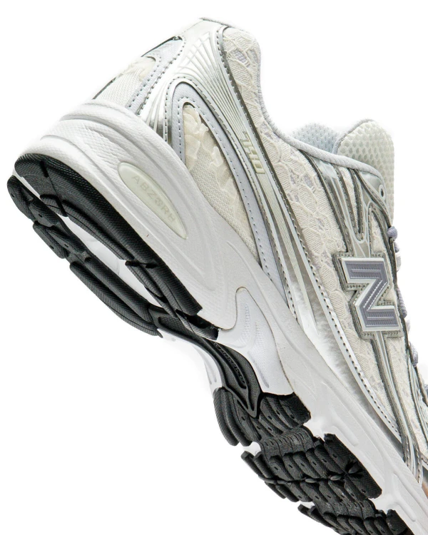 buty-new-balance-740-u7409di-linen-silver-metallic-detal-podeszwy-bieznik-logo-abzorb