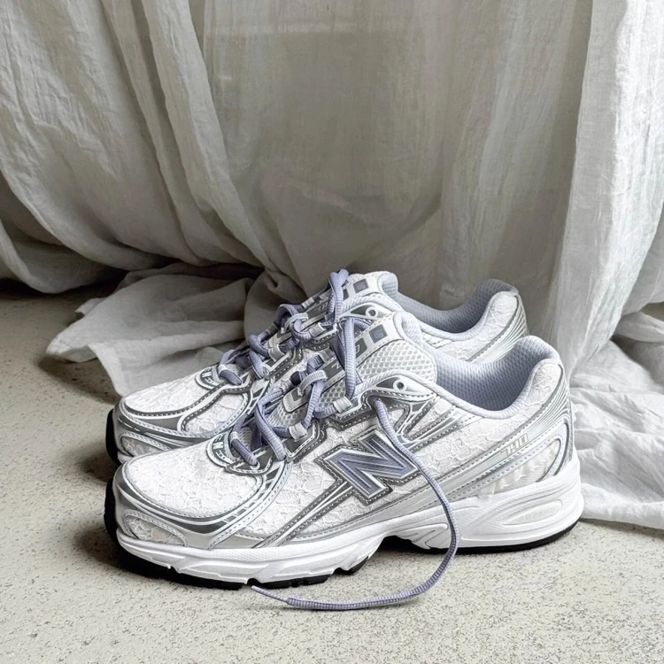 buty-new-balance-740-u7409di-linen-silver-metallic-para-na-tle-tkaniny-lifestyle
